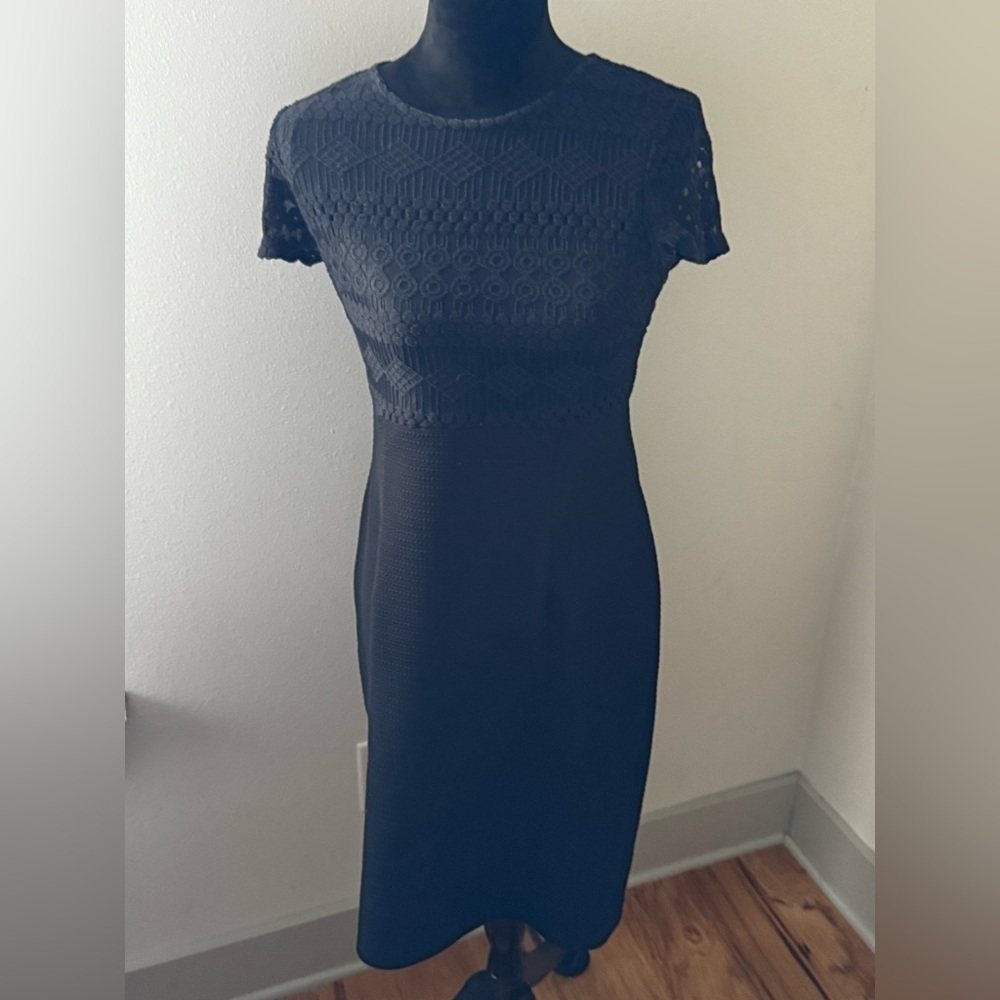 Maggy London black lace bodice cap sleeves stretch dress Sz 4
